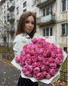 19 малинових кущових півоноподібних троянд  Мисти баблс