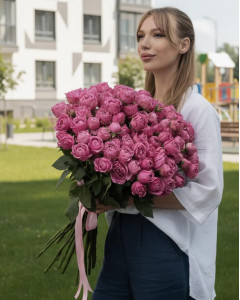 25 малинових кущових півоноподібних троянд  Мисти баблс