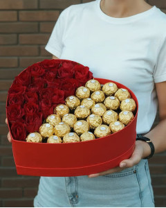 Солодке серце із цукерками fererro rocher  та червоними трояндами