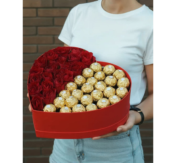 Солодке серце із цукерками fererro rocher  та червоними трояндами