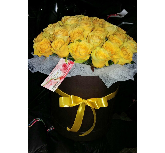 Червоні троянди у капелюшної коробці