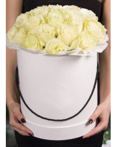 білі троянди у капелюшної коробці