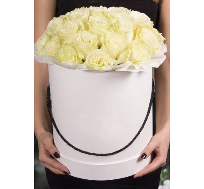 білі троянди у капелюшної коробці