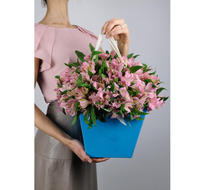 Альстромерія в коробці