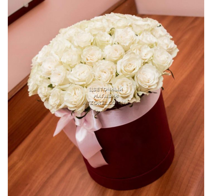 білі троянди у капелюшної коробці