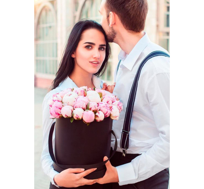 Півонії  у капелюшної капелюшної  коробці