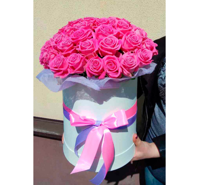 Рожеві троянди у капелюшної коробці