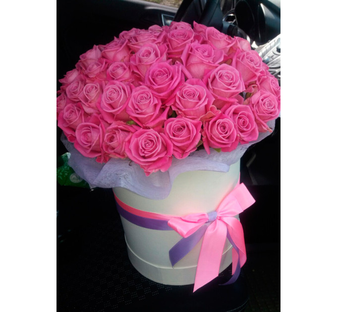 Рожеві троянди у капелюшної коробці