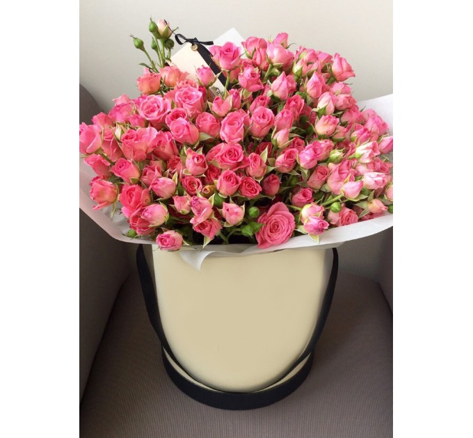 кремові троянди у капелюшної коробці