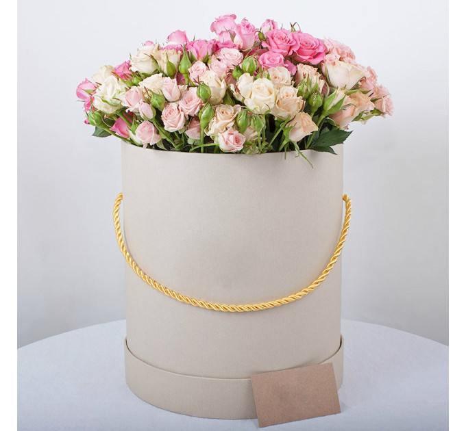 кремові троянди у капелюшної коробці