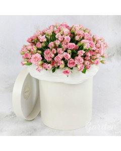 кремові троянди у капелюшної коробці