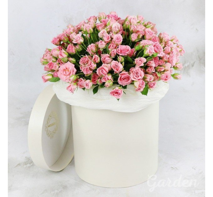 кремові троянди у капелюшної коробці