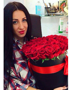 Червоні троянди у капелюшної коробці