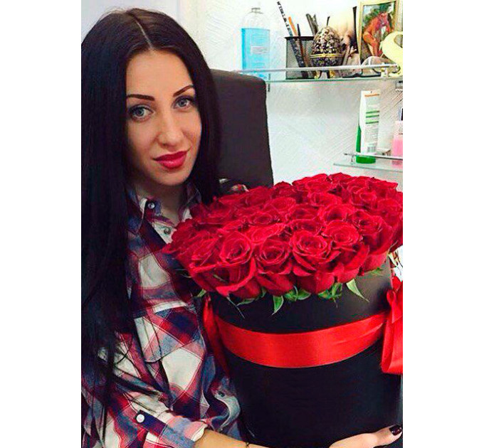 Червоні троянди у капелюшної коробці