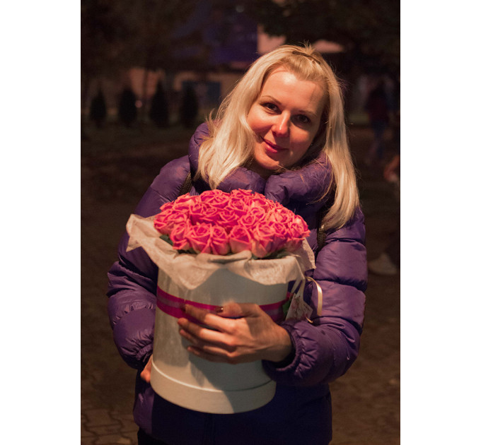 Рожеві троянди у капелюшної коробці