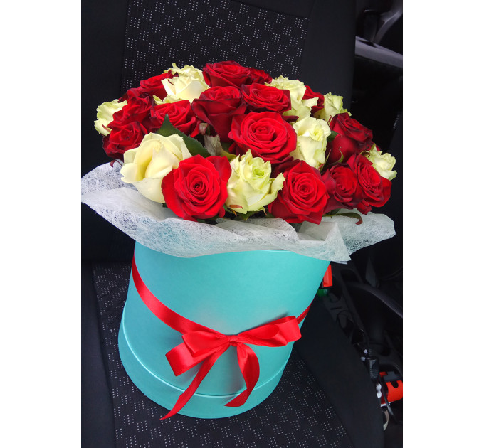 Червоні троянди у капелюшної коробці