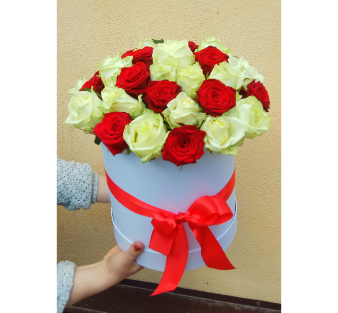 Червоні троянди у капелюшної коробці