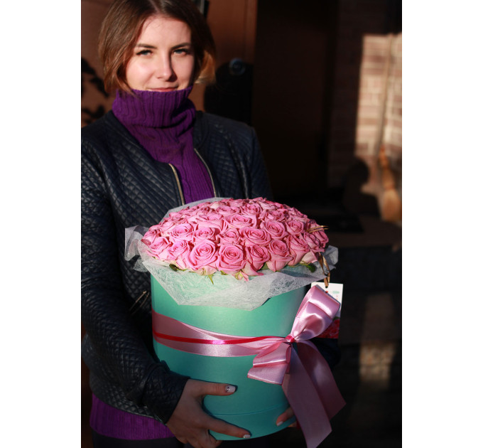 Рожеві троянди у капелюшної коробці