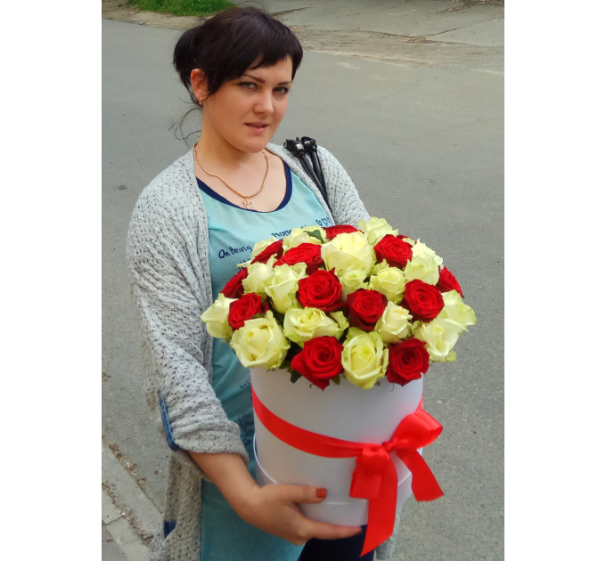 Червоні троянди у капелюшної коробці