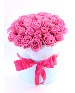 Рожеві троянди у капелюшної коробці