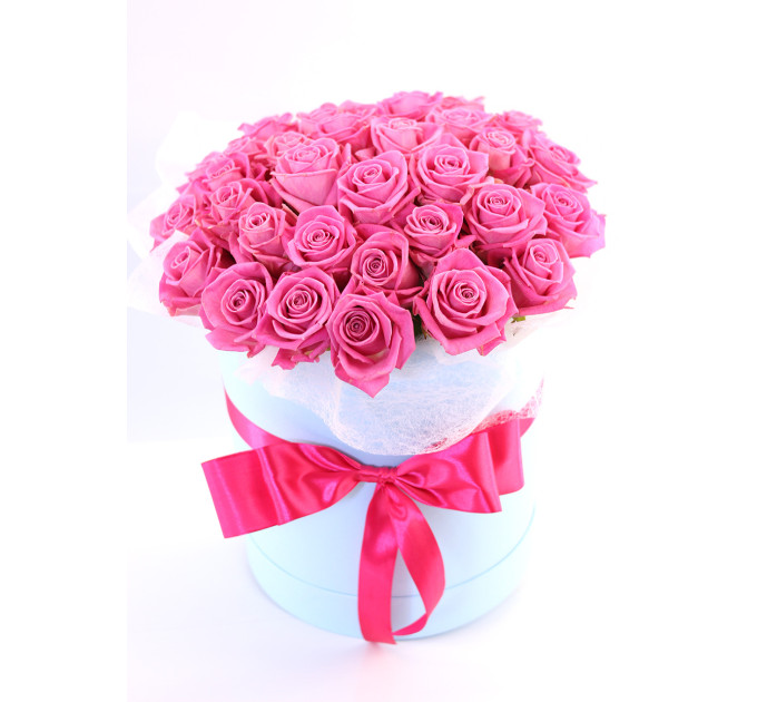 Рожеві троянди у капелюшної коробці