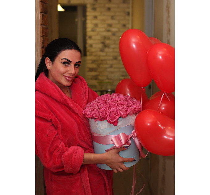 Рожеві троянди у капелюшної коробці