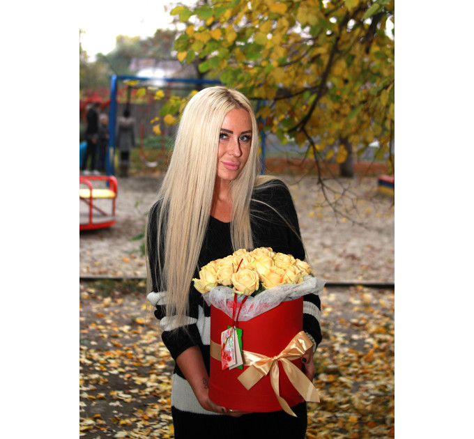 кремові троянди у капелюшної коробці