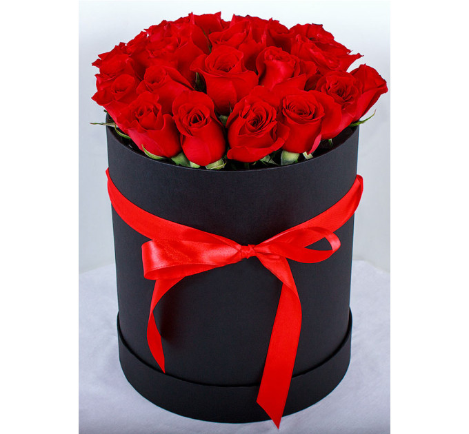 Червоні троянди у капелюшної коробці