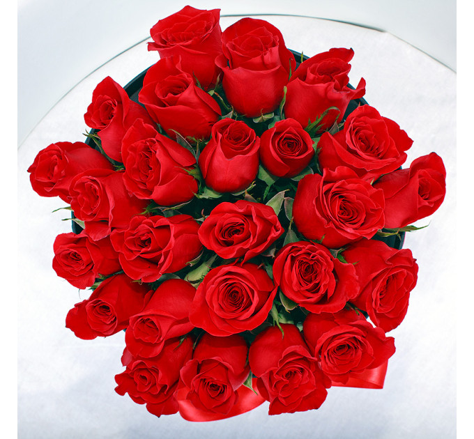 Червоні троянди у капелюшної коробці