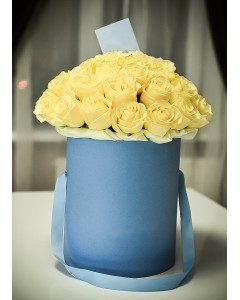 кремові троянди у капелюшної коробці