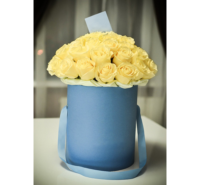 кремові троянди у капелюшної коробці