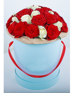 Червоні троянди у капелюшної коробці