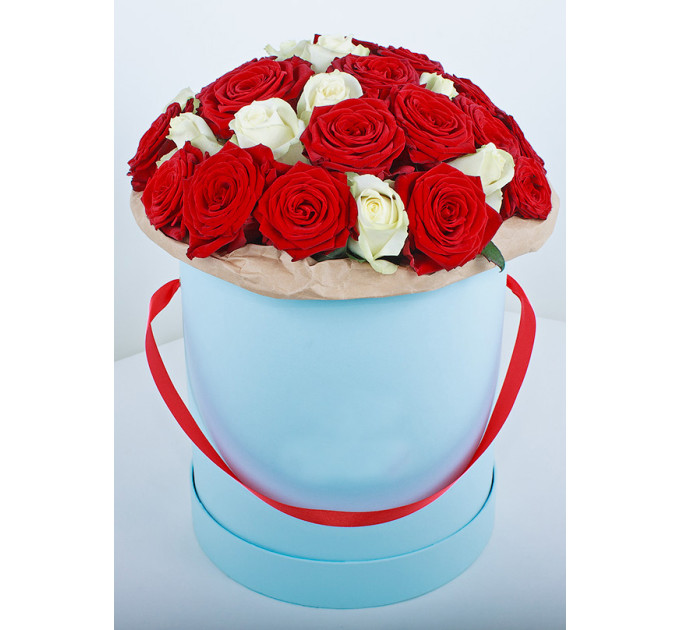 Червоні троянди у капелюшної коробці