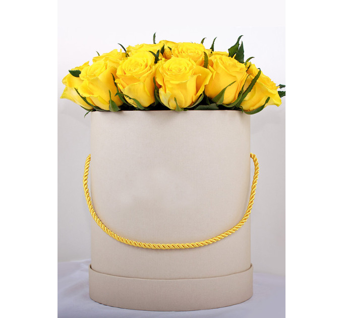 Червоні троянди у капелюшної коробці