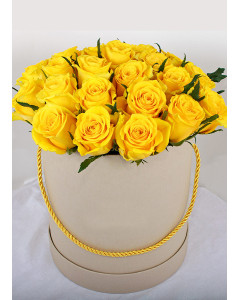 Червоні троянди у капелюшної коробці