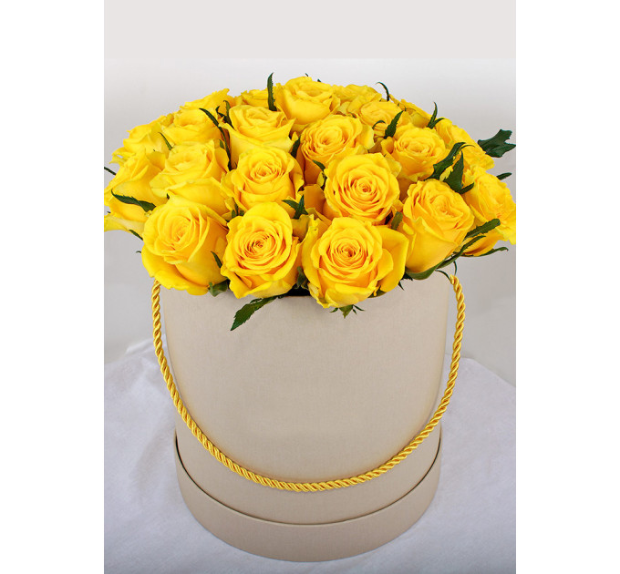 Червоні троянди у капелюшної коробці