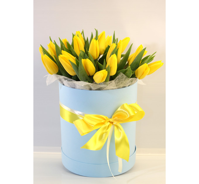 Жовті тюльпани у коробці