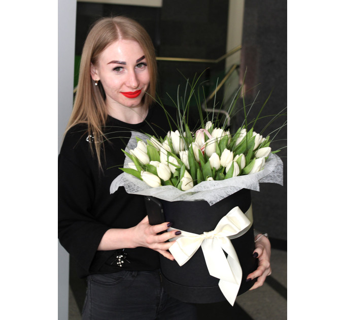 Білі тюльпани у коробці