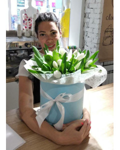 Білі тюльпани у коробці