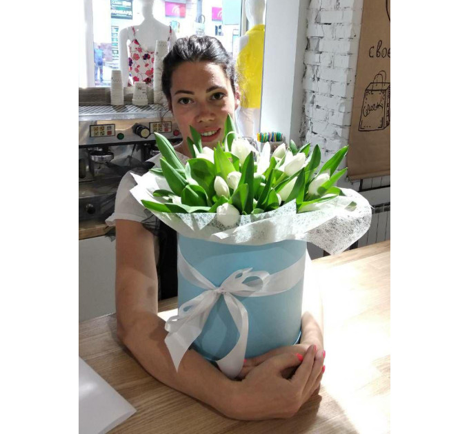 Білі тюльпани у коробці