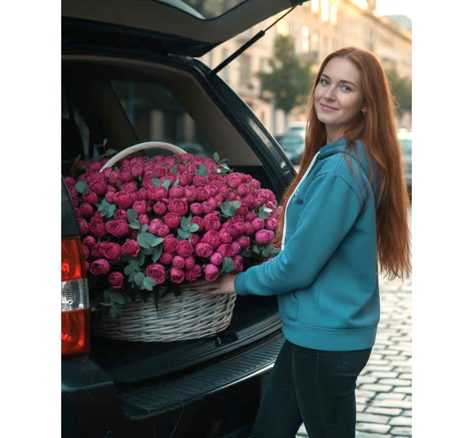 101 малинова кущова півоноподібна троянда у кошику