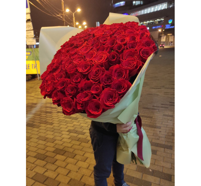 Букет зі 101 метрової червоної троянди