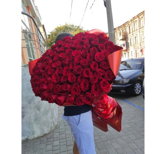 Букет зі 101 метрової червоної троянди