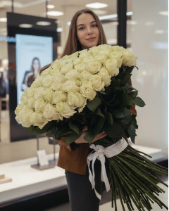 101 метрова імпортна біла троянда