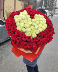 Букет 101 троянда у формі серця