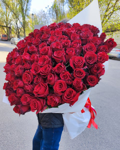Букет зі 101 метрової червоної троянди