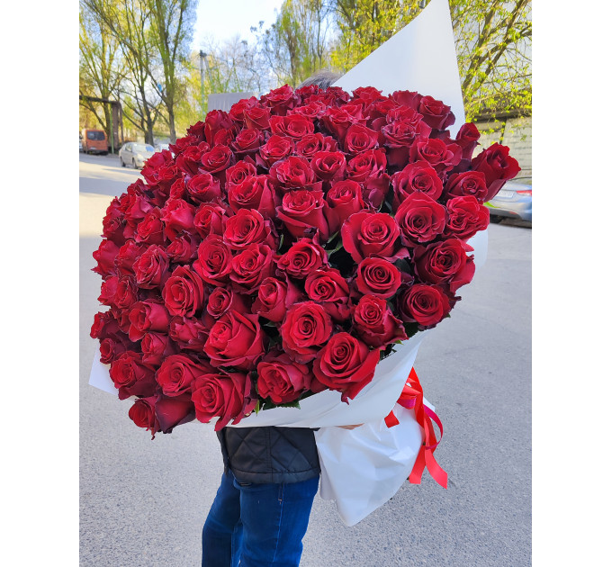 Букет зі 101 метрової червоної троянди