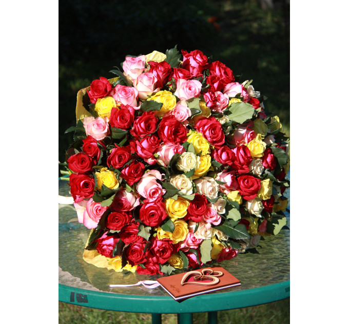 101 різнокольорова троянда