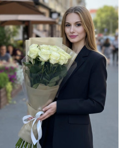 11 білих троянд