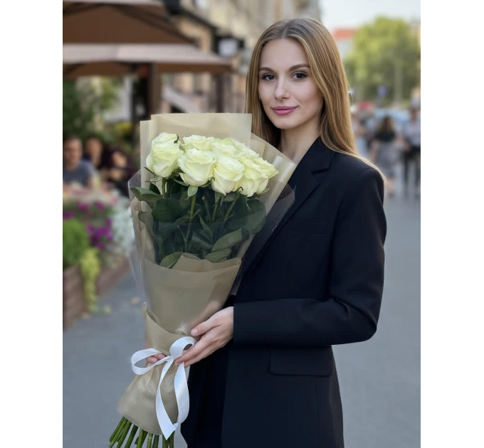 11 білих троянд